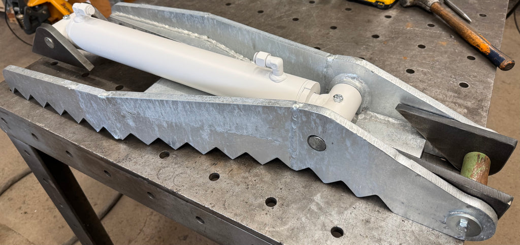 Lönartz Hydraulischer Baggerdaumen für Bagger bis 5t verzinkt
