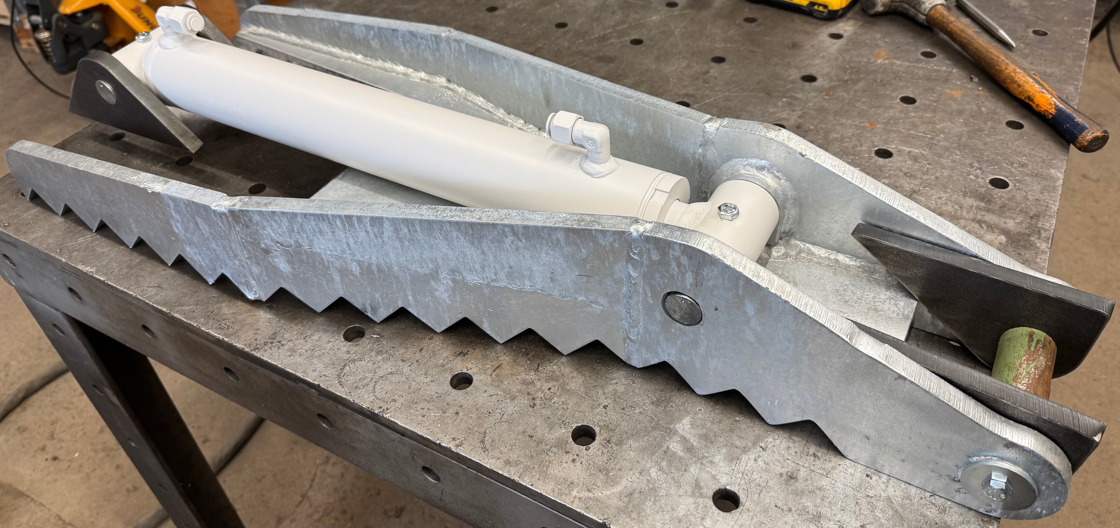 Lönartz Hydraulischer Baggerdaumen für Bagger bis 5t verzinkt