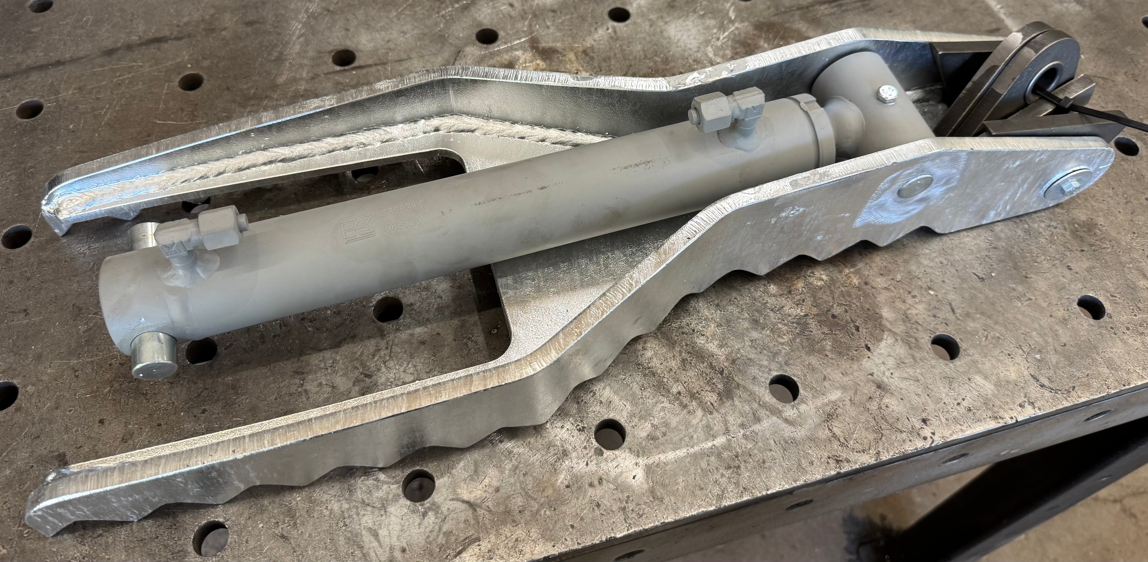 Lönartz Hydraulischer Baggerdaumen für Minibagger bis 2t verzinkt