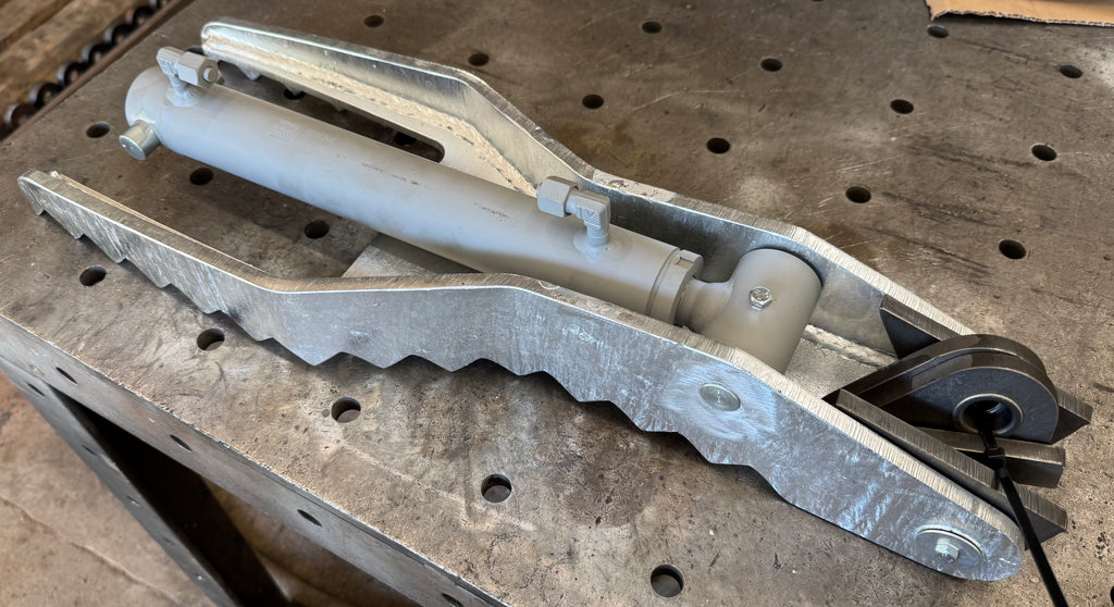 Lönartz Hydraulischer Baggerdaumen für Minibagger bis 2t verzinkt