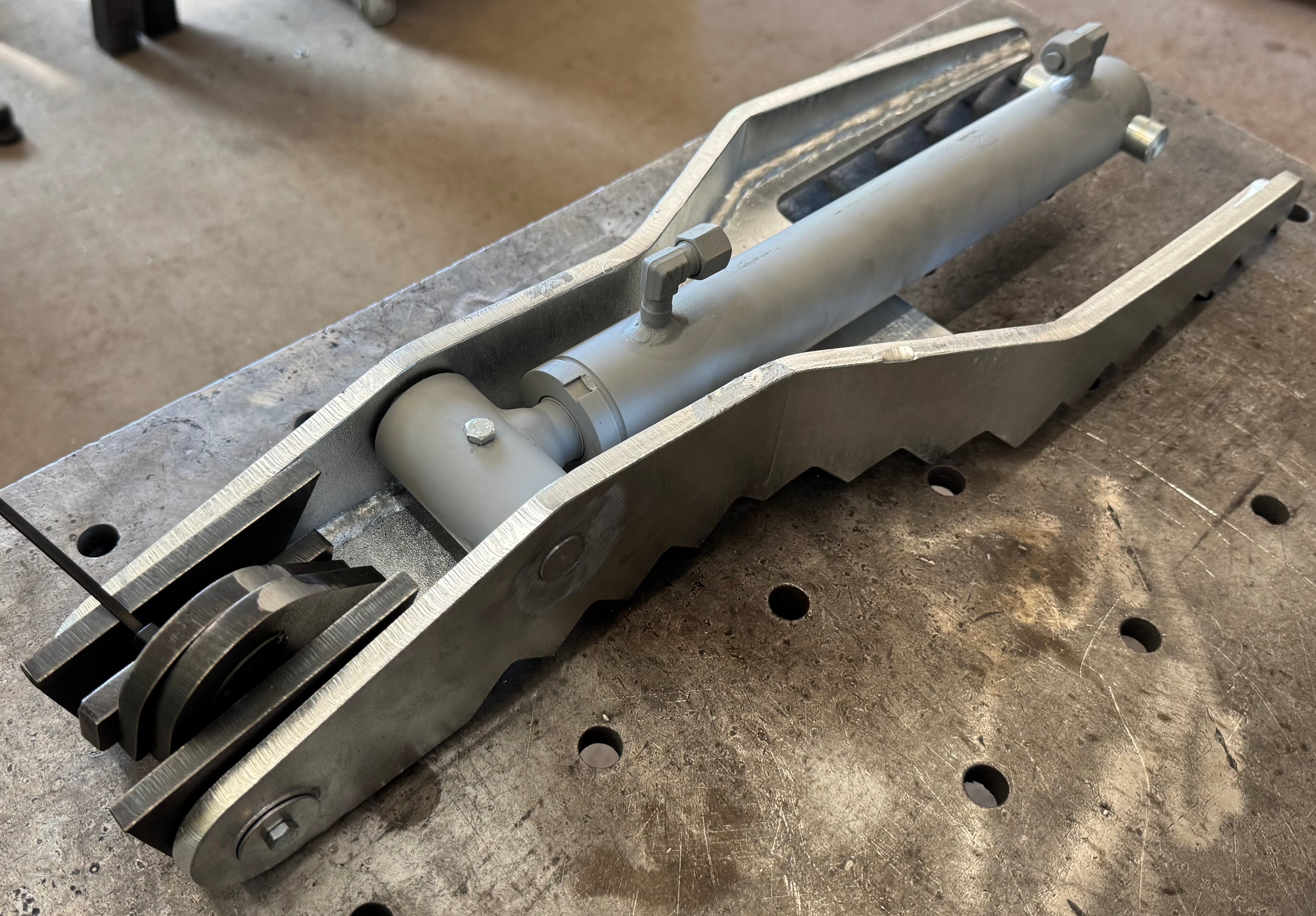 Lönartz Hydraulischer Baggerdaumen für Minibagger bis 2t verzinkt